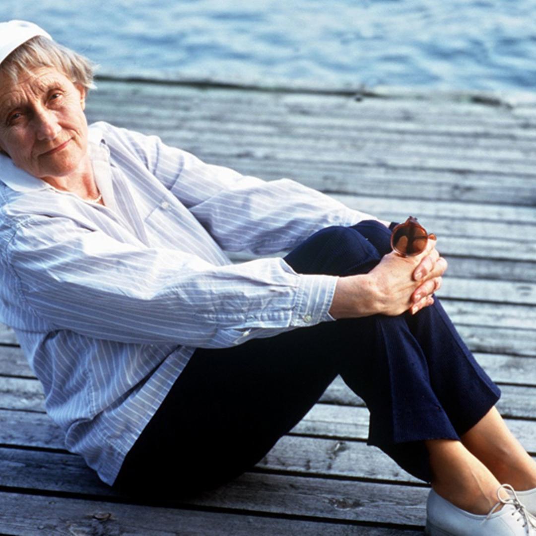 Die berühmte schwedische Kinderbuchautorin Astrid Lindgren sitzt im Oktober 1987 als 80-Jährige auf einem Bootssteg bei ihrem Haus in Furusund nahe Stockholm. 