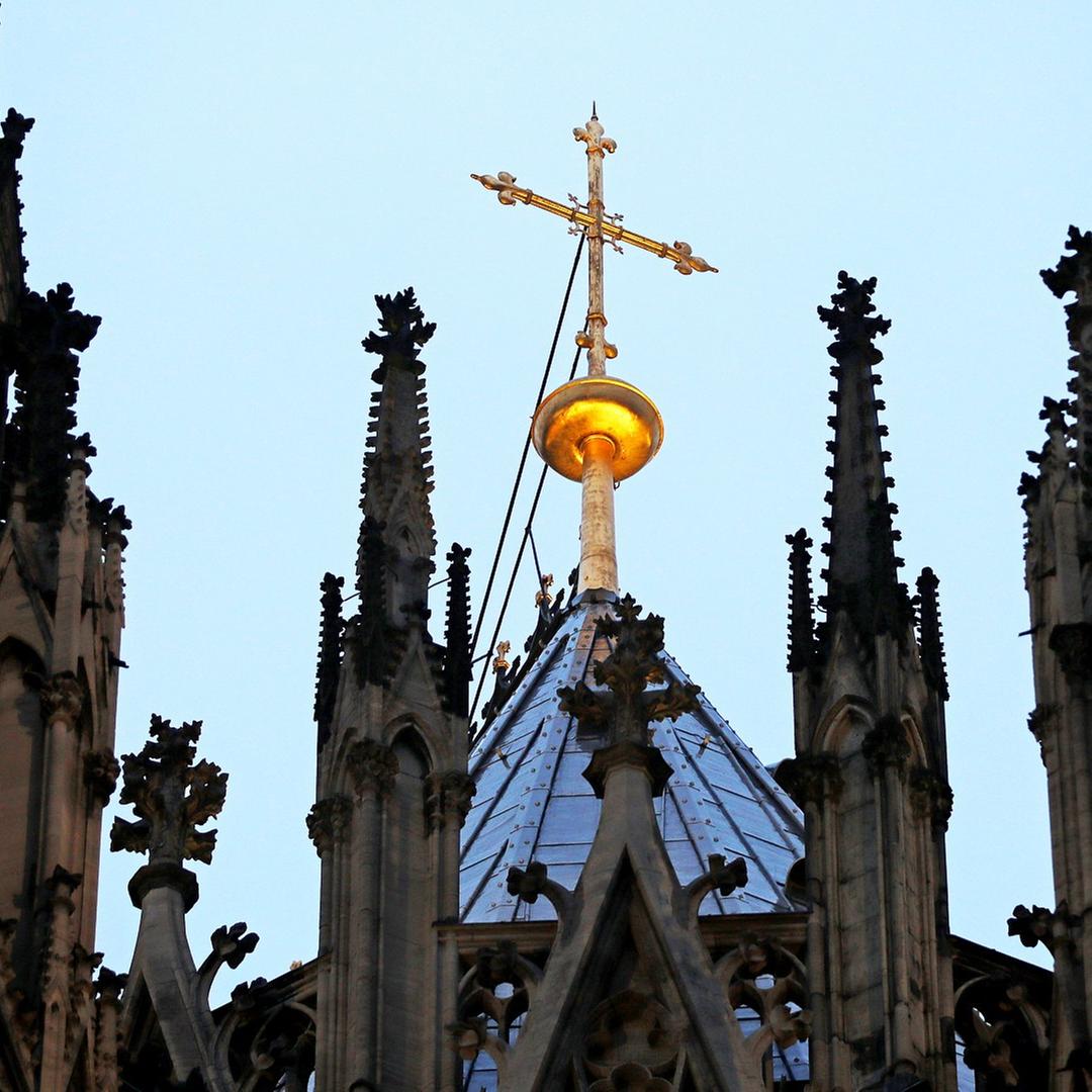 in Kreuz steht hinter dem Strebewerk am Kölner Dom in Kreuz steht hinter dem Strebewerk am Kölner Dom