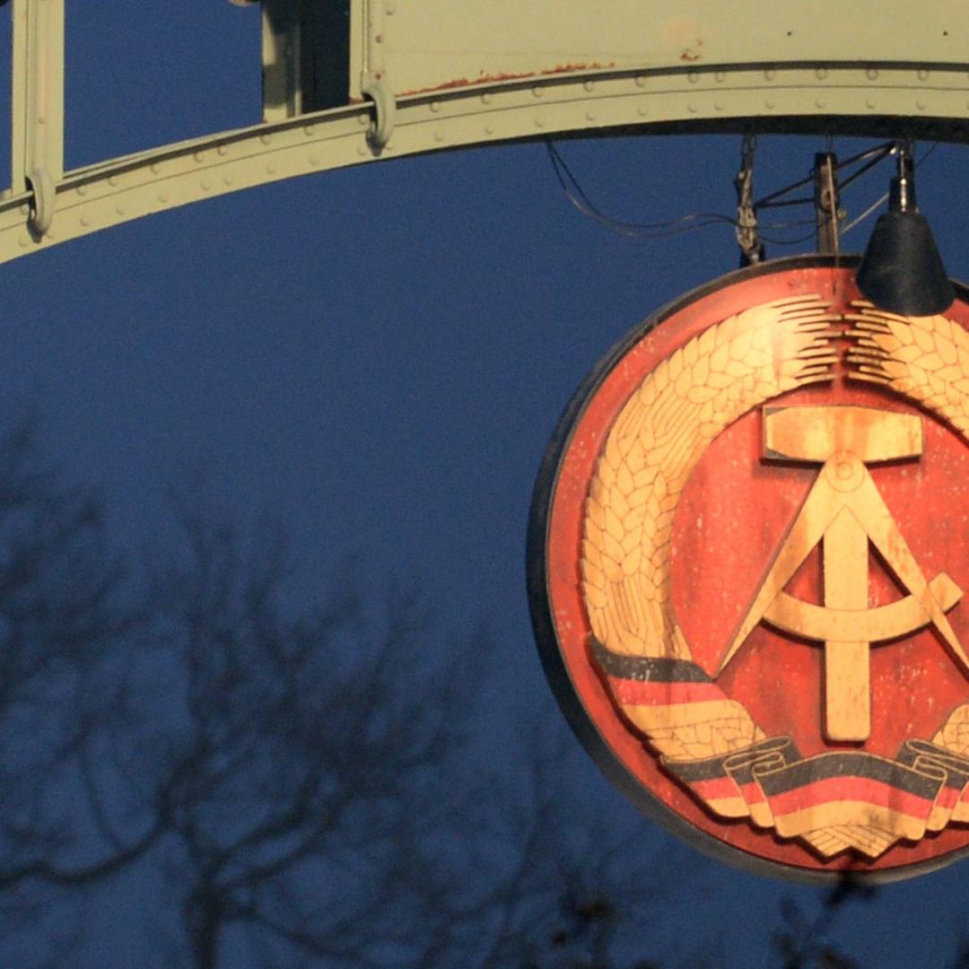 Das Wappen der DDR am Bogen der Glienicker Brücke in Potsdam (Nachbau)