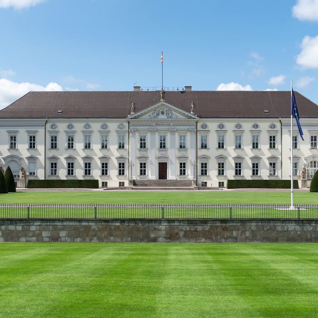 Das Schloss Bellevue in Berlin ist seit 1994 erster Amtssitz des deutschen Bundespräsidenten. Aufnahmedatum 18. Juli 2021. 