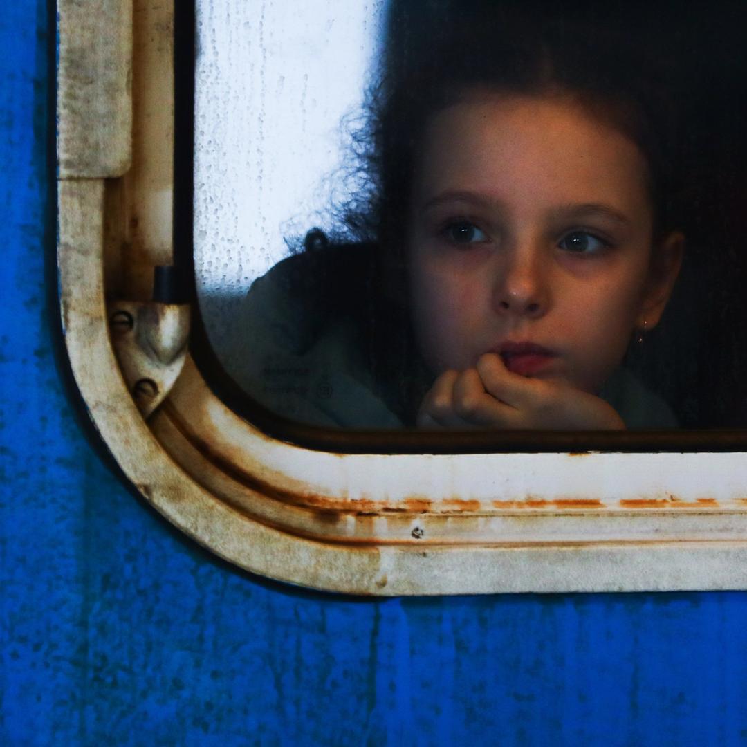 Geflüchtetes ukrainisches Mädchen im Zug