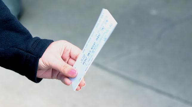 Frau hält Eintrittskarten in der Hand