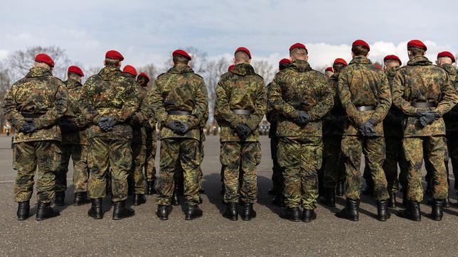 Bild: picture alliance/dpa | Hannes P Albert Soldaten stehen auf einen Platz in der Julius-Leber-Kaserne. Das Heer stellt eine neue Heimatschutzdivision als vierten Großverband auf.