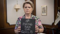 Stars der Lindenstraße mit Schild "Bring back Our Girls"