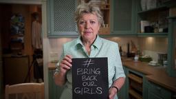 Stars der Lindenstraße mit Schild "Bring back Our Girls"