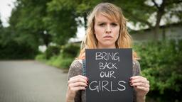 Stars der Lindenstraße mit Schild "Bring back Our Girls"