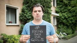 Stars der Lindenstraße mit Schild "Bring back Our Girls"