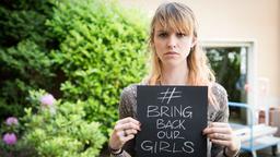 Stars der Lindenstraße mit Schild "Bring back Our Girls"