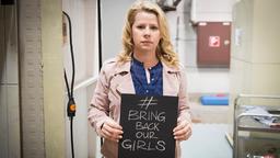 Stars der Lindenstraße mit Schild "Bring back Our Girls"