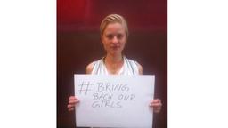 Henrike Fehrs mit Schild: "Bring back our girls"