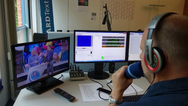 Bild: ARD Ein Redakteur spricht ins Mikrofon der Spracherkennungssoftware.