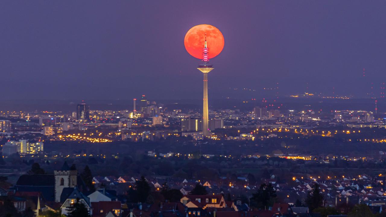 Blutmond auf Fernsehturm in Frankfurt