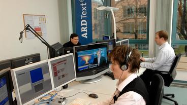 Bild: ARD-Text Blick in die Untertitel-Redaktion