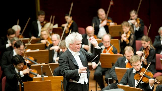 Bild: rbb/Berliner Philharmoniker/Monika Rittershaus Sir Simon Rattle dirigiert die Berliner Philharmoniker.