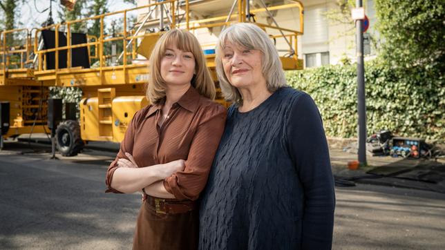 Bild: rbb/Alexander Fischerkoesen Nina Gummich (l.) und Alice Schwarzer