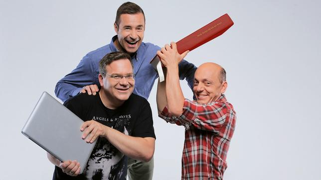Bild: ARD/Thomas Leidig Kai Pflaume (M.) moderiert das ungewöhnliche Rate-Duell Bernhard Hoëcker (r.) gegen Elton (l.).