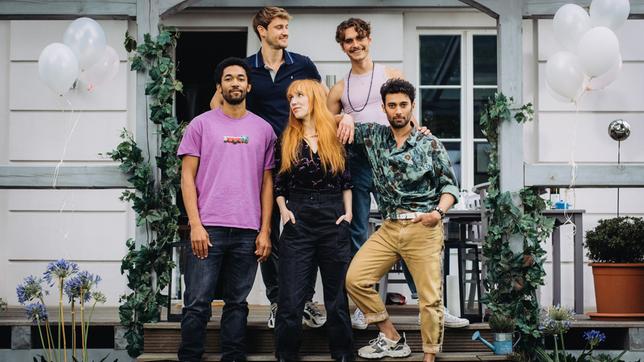Bild: ARD Degeto/Andrea Hansen "All you need" - Dreharbeiten zur 2. Staffel Dreharbeiten zur 2. Staffel "All you need": Vorne: Benito Bause (Rolle Vince), Christin Nichols (Rolle Sarina), Arash Marandi (Rolle Levo), Hinten: Frédéric Brossier (Rolle Robbie) und Ludwig Brix (Rolle Simon