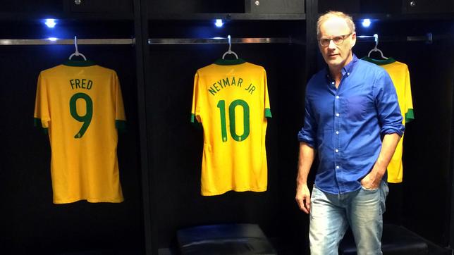 Reinhold Beckmann in der Spielerkabine des neuen Maracanã-Stadions in Rio de Janeiro