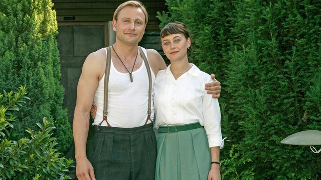 Bild: ARD/Kai Schulz Max Riemelt und Mercedes Müller in der Serie "Bonn"
