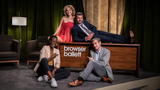 Das Esemble von "Browser Ballett – Satire in Serie" (v.l.): Anna Dushime, Luise von Finckh, Schlecky Silberstein, Jonas Hien