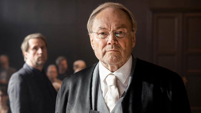 Klaus Maria Brandauer (Rolle Konrad Biegler, vorne) und Bjarne Mädel (Rolle Peter Nadler)