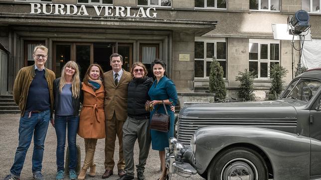 Bild: SWR/Polyphon Pictures/Hardy Brackmann Szenenbildner Knut Loewe, Kostümbildnerin Katharina Ost, Produzentin Sabine Tettenborn, Fritz Karl (spielt Franz Burda), Regisseurin Franziska Meletzky und Titeldarstellerin Katharina Wackernagel (v.l.n.r.)