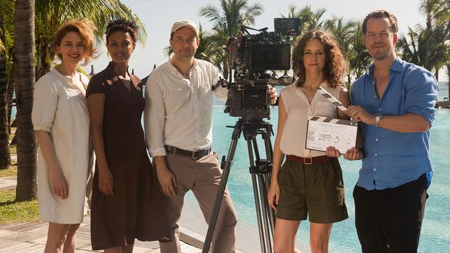 Bild: ARD Degeto/Tivoli Film/Diensen Pamben Von links nach rechts: Valentina Sauca, Dennenesch Zoudé, Florian Schilling (Kamera), Anja Knauer und Peter Stauch (Regie)