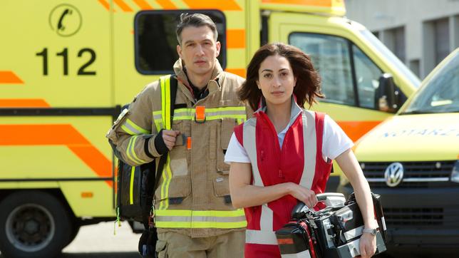Drehstart für neue ARD-Serie „Die Notärztin“: Sabrina Amali (r.) in der Titelrolle als Notärztin Dr. Nina Haddad und Max Hemmersdorfer (l.) als Feuerwehrmann Markus Probst.