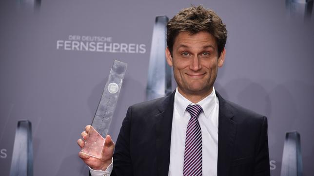 Bild: picture alliance / Henning Kaiser/dpa Der Moderator Christian Ehring ("extra 3") ist Preisträger in der Kategorie "Beste Comedy" bei der Verleihung des 19. Deutschen Fernsehpreises im Kölner Palladium.