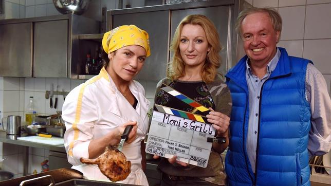Bild: BR/Günther Reisp Christine Neubauer als Toni und Monika Gruber als Moni Schweiger neben dem Regisseur Franz X. Bogner