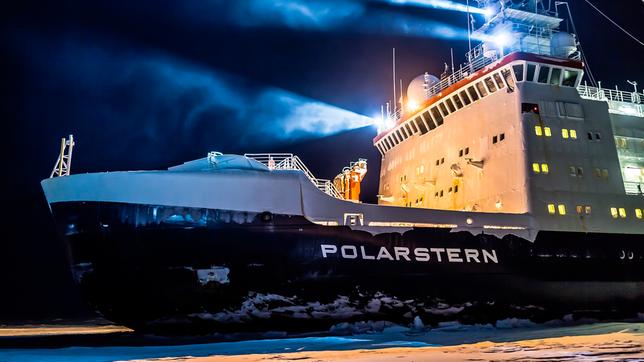 Organisiert vom Potsdamer Alfred-Wegener-Institut, Helmholtz-Zentrum für Polar- und Meeresforschung (AWI), macht sich der deutsche Eisbrecher "Polarstern" auf den Weg in die Arktis und driftet eingefroren im Eis für ein Jahr durch die Eiswüste des Nordpols.