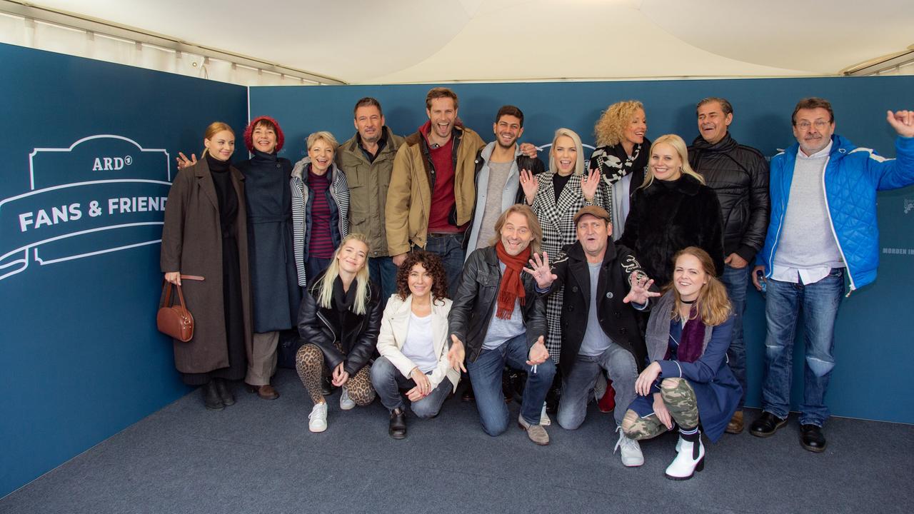 Geballte Serien- und Telenovela-Power beim "Fans & Friends"-Event der ARD in Kiel: hi.,v.l.n.r. Julia E. Lenska (Morden im Norden), Anja Franke (Rote Rosen), Julia Grimpe (Sturm der Liebe), Dieter Bach (Sturm der Liebe), Marlon Putzke (Rote Rosen), Varol Sahin (Rote Rosen), Lara-Isabelle Rentinck (Rote Rosen), Melanie Wiegmann (Sturm der Liebe), Jenny Löffler (Sturm der Liebe), Sven Martinek (Morden im Norden), Hermann Toelke (Rote Rosen); vorne Farina Flebbe (Großstadtrevier), Maria Ketikidou (Großstadtrevier), Erich Altenkopf (Sturm der Liebe), Ingo Naujoks (Morden im Norden), Jennifer Siemann (Sturm der Liebe)