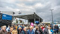 Trotz nordischem Wetter strömten die Fans am Tag der Deutschen Einheit zum Festivalgelände des NDR an der Kiellinie, um ihre Serien- und Telenovela-Lieblinge zu treffen.