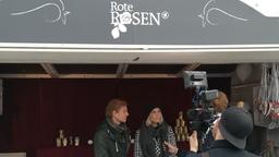 Zwischendurch nahmen sich die "Rosen"-Stars – hier Volkmar Leif Gilbert und Lara-Isabelle Rentinck – auch immer wieder Zeit für Interviews.