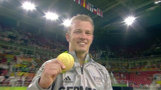 Der deutsche Turner Fabian Hambüchen feiert seine Goldmedaille.