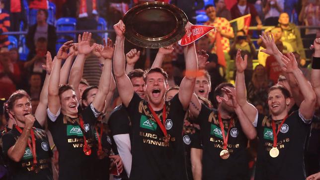 Bild: dpa Die deutschen Handballer feiern den EM-Titel.