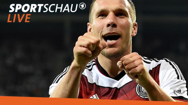 Lukas Podolski feiert ein Länderspieltor gegen Armenien