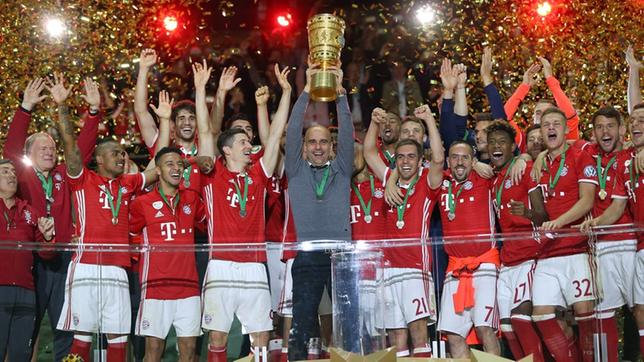 Guardiola stemmt den Pokal in die Höhe