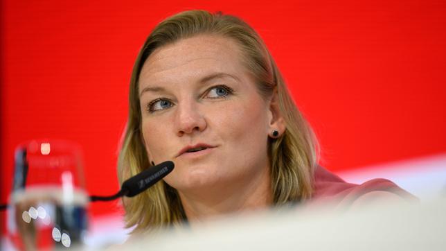Bild: picture alliance/dpa | Robert Michael Alexandra Popp bei der DFB-Pressekonferenz vor dem Länderspiel gegen Frankreich.