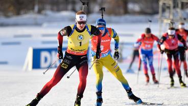 Bild: Anders Wiklund/picture alliance/dpa/TT News Agency/AP Johannes Thingnes Bö (l-r) aus Norwegen und Sebastian Samuelsson aus Schweden in Aktion.
