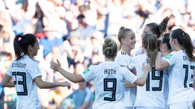 Frauen-WM 2019: Deutschlands Spielerinnen jubeln nach dem 0:4 gegen Südafrika