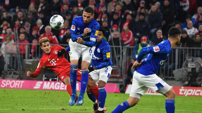Philippe Coutinho (Bayern Muenchen) gegen Omar Mascarell und Weston Mc Kennie (FC Schalke 04) am 25.01.2020 