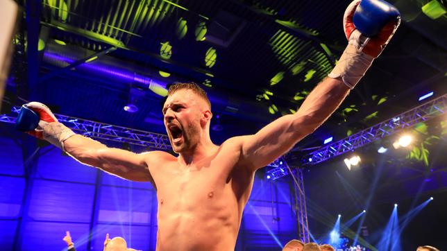 Der deutsche Boxer Dominic Bösel jubelt nach seinem Sieg gegen Sven Fornling. 