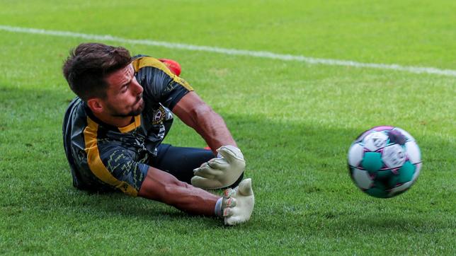 Bild: dpa/Andreas Gora Torwart Patrick Wiegers von Dynamo Dresden pariert den Ball