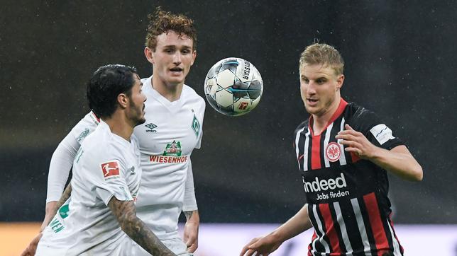 Bild: dpa /Silas Stein Martin Hinteregger von Frankfurt kämpft mit Josh Sargent und Leonardo Bittencourt (Bremen) um den Ball.