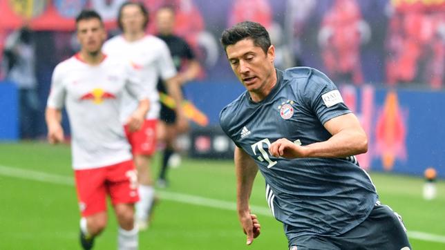 FC Bayern Muenchen - RB Leipzig: Robert Lewandowski im Zweikampf gegen Ibrahima Konate