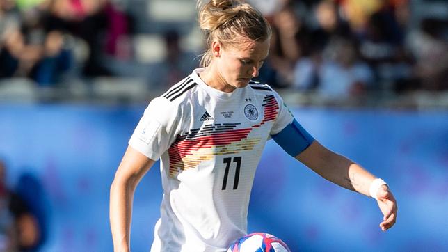 Alexandra Popp spielt einen Ball