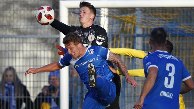 Bild: dpa/Joachim Sielski Eintracht Braunschweig - 1. FC Magdeburg: Magdeburgs Richard Weil (l) im Zweikampf mit Braunschweigs Yannik Bangsow (r)