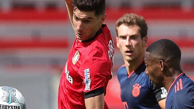 Bild: dpa/Ralf Ibing Bayer Leverkusen - FC Bayern München: Alario gegen Alaba