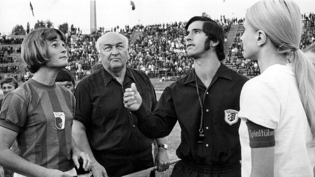 Gerd Müller (2.v.r) fungiert am 18.7.1970 bei einem Frauenfußballspiel zu Gunsten der Deutschen Sporthilfe als Schiedsrichter und wirft die Münze zur Seitenwahl.